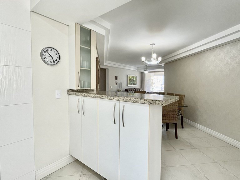 160 - Apartamento em Bombas com 3 dormitórios
