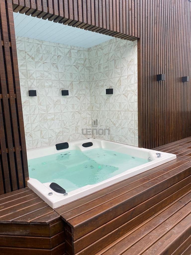 025 - Residencial com Piscina e Jacuzzi em Bombas