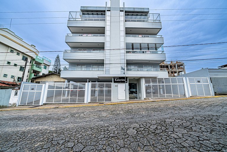 208 - Apto confortável com 2 quartos em Bombas