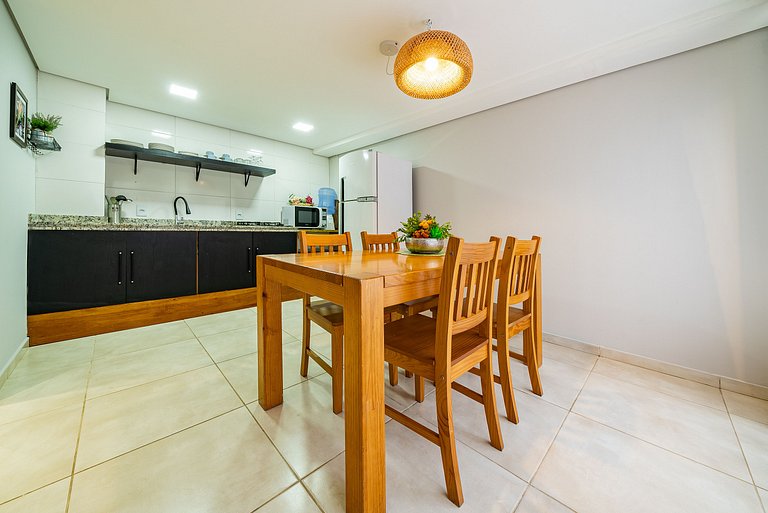 272 - Apartamento com 02 dormitórios a 200m da Praia de Cant
