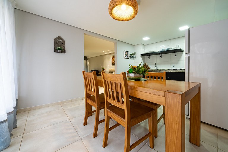 272 - Apartamento com 02 dormitórios a 200m da Praia de Cant