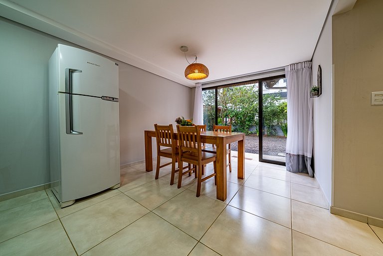 272 - Apartamento com 02 dormitórios a 200m da Praia de Cant