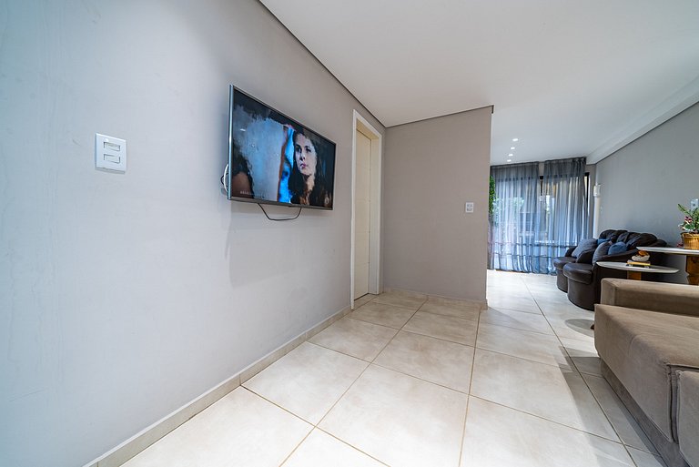 272 - Apartamento com 02 dormitórios a 200m da Praia de Cant