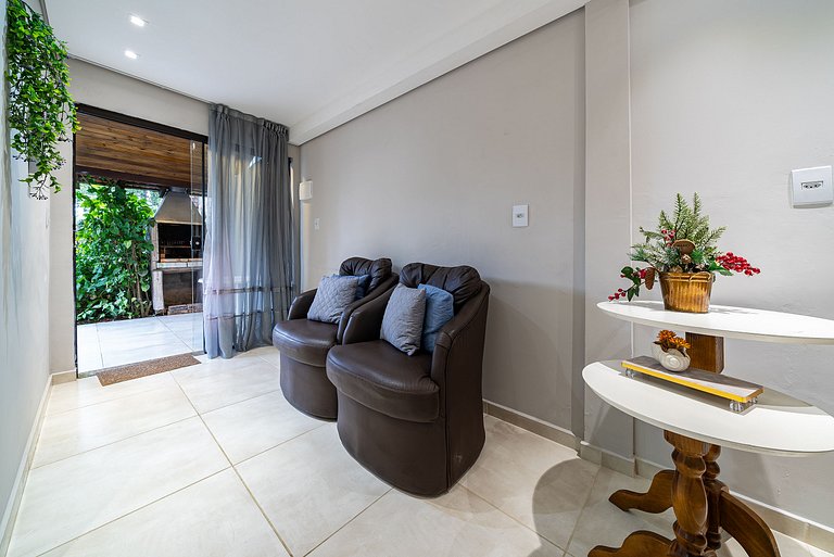 272 - Apartamento com 02 dormitórios a 200m da Praia de Cant