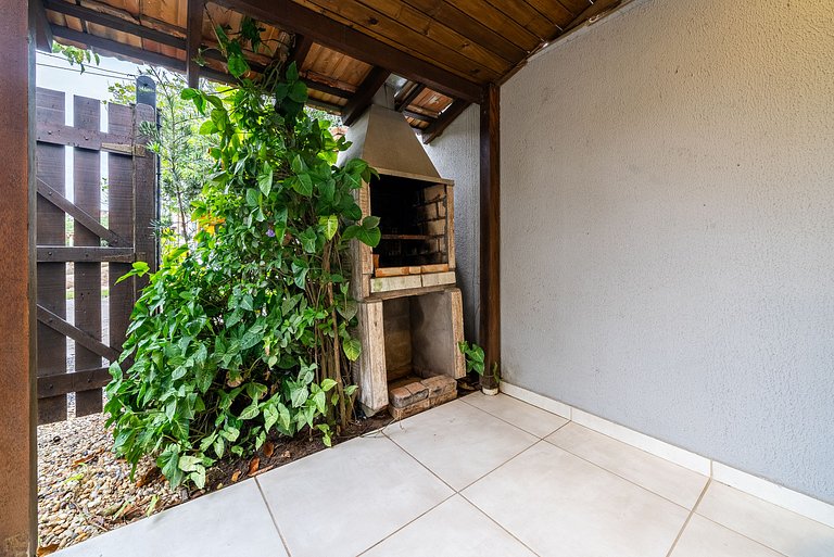 272 - Apartamento com 02 dormitórios a 200m da Praia de Cant