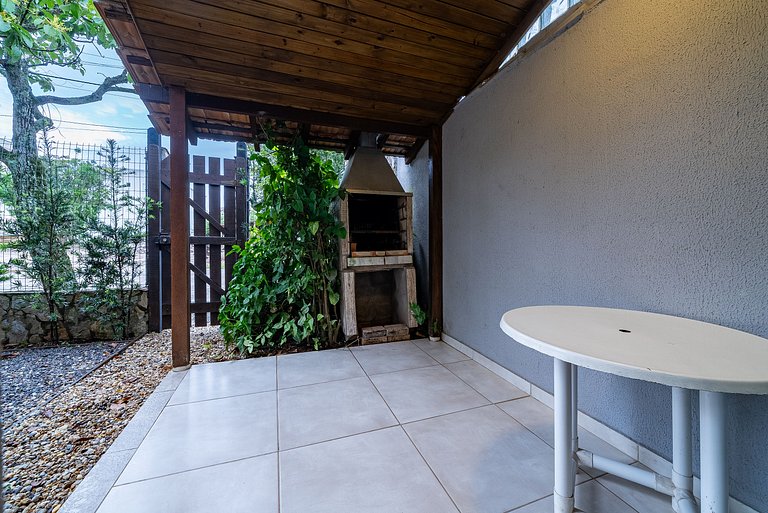 272 - Apartamento com 02 dormitórios a 200m da Praia de Cant