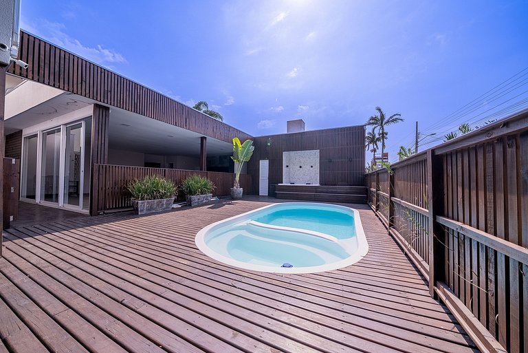 027 - Residencial com Piscina e Jacuzzi em Bombas