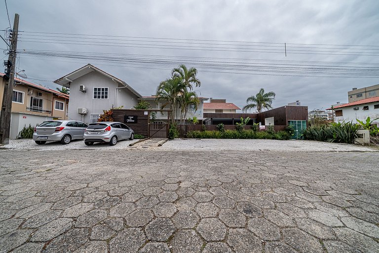 027 - Residencial com Piscina e Jacuzzi em Bombas