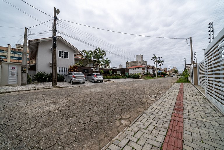 027 - Residencial com Piscina e Jacuzzi em Bombas
