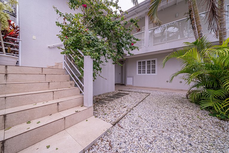 027 - Residencial com Piscina e Jacuzzi em Bombas