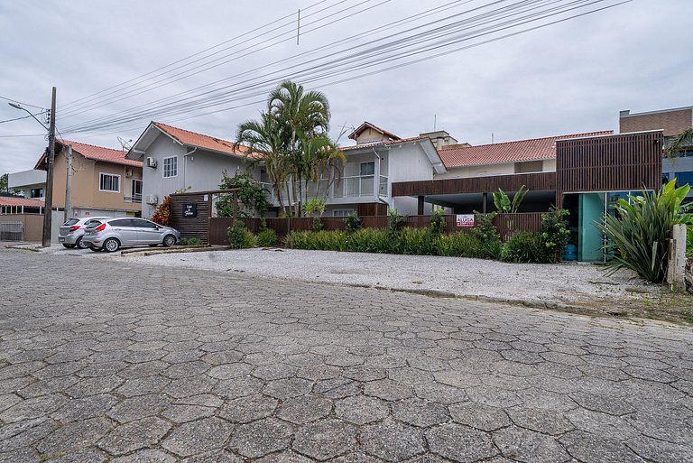 028 - Residencial com Piscina e Jacuzzi em Bombas