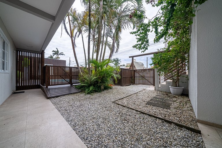 028 - Residencial com Piscina e Jacuzzi em Bombas