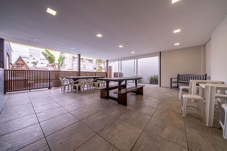 028 - Residencial com Piscina e Jacuzzi em Bombas