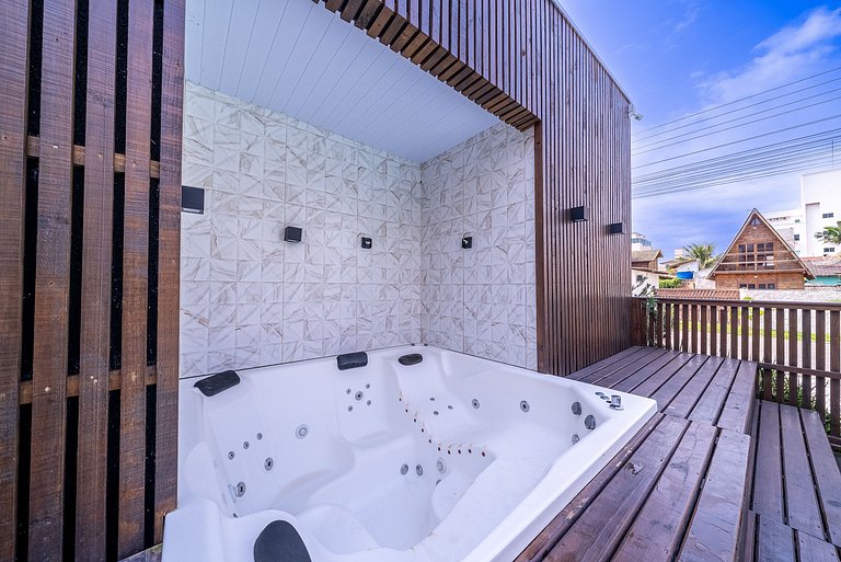 028 - Residencial com Piscina e Jacuzzi em Bombas