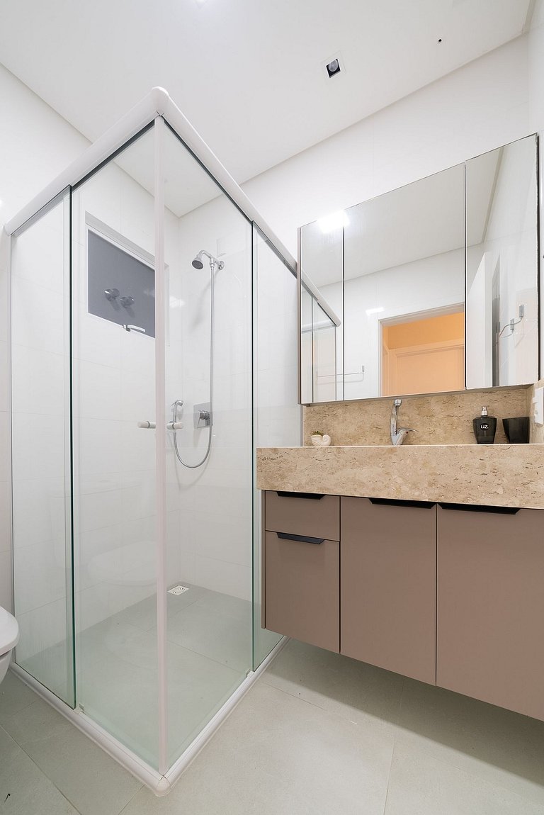 195 - Apartamento com 2 dormitórios a 50m da praia de Marisc
