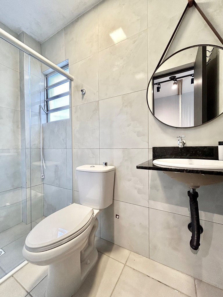 001 - Apto monoambiente em residencial com piscina na praia