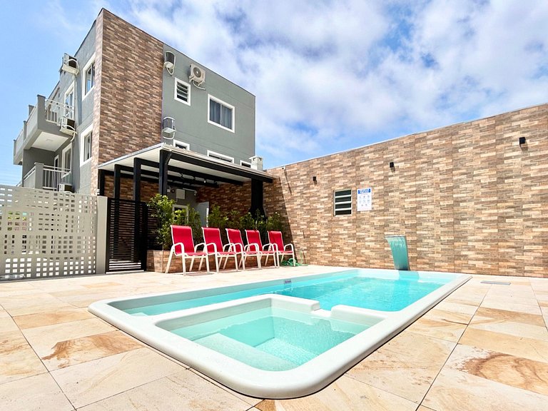 001 - Apto monoambiente em residencial com piscina na praia