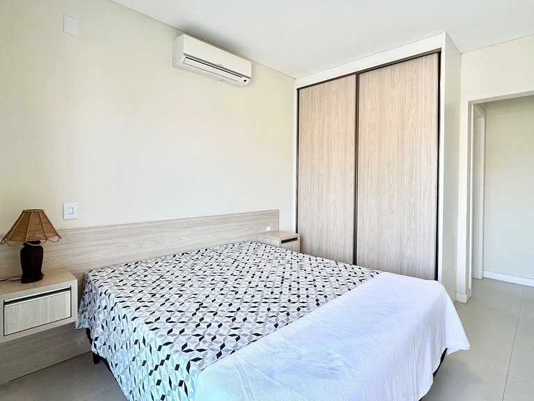 049 - Amplo Apartamento na Praia de Bombas