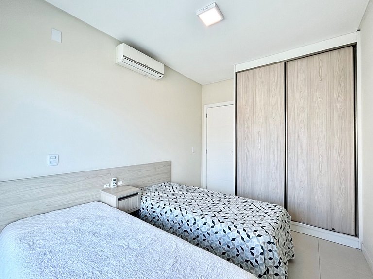 049 - Amplo Apartamento na Praia de Bombas