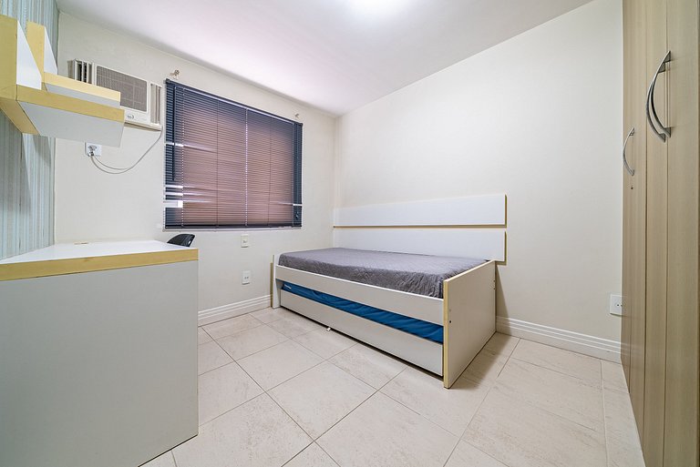 160 - Apartamento em Bombas com 3 dormitórios