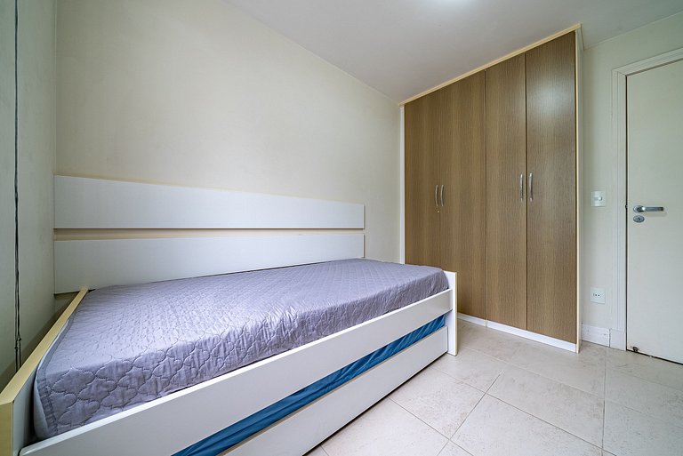 160 - Apartamento em Bombas com 3 dormitórios