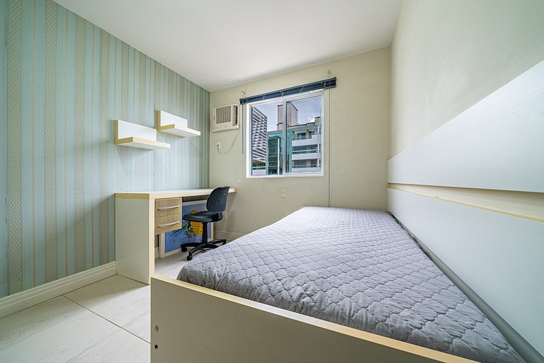 160 - Apartamento em Bombas com 3 dormitórios