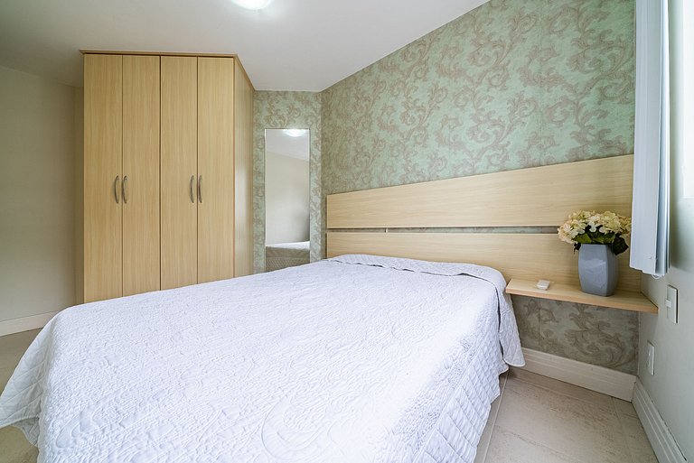 160 - Apartamento em Bombas com 3 dormitórios