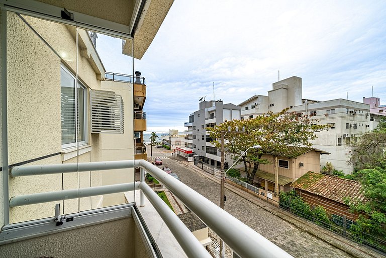 160 - Apartamento em Bombas com 3 dormitórios