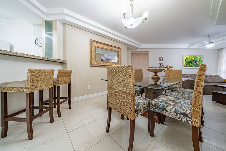 160 - Apartamento em Bombas com 3 dormitórios