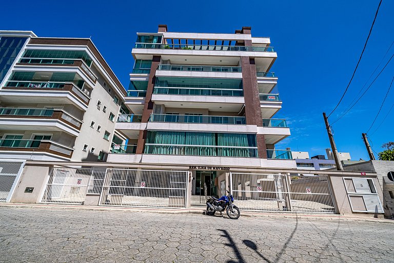 049 - Amplo Apartamento na Praia de Bombas