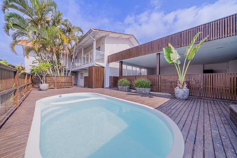 025 - Residencial com Piscina e Jacuzzi em Bombas