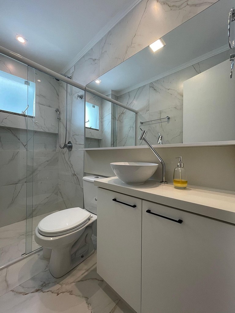 010 - Apartamento alto padrão na praia de Bombas