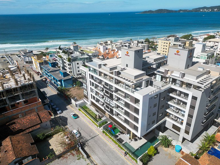 135 - Apartamento 2 suítes na praia de Bombas.