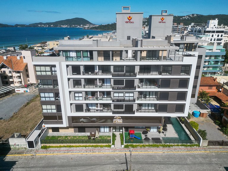 135 - Apartamento 2 suítes na praia de Bombas.