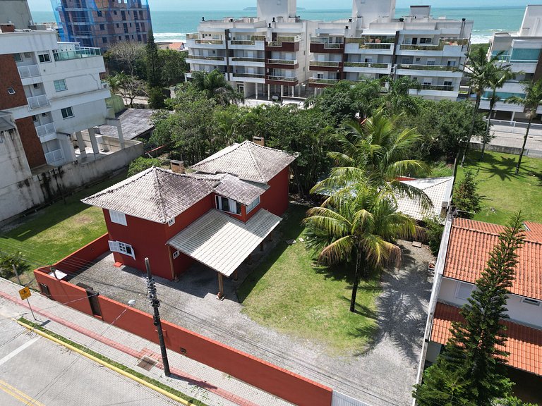 218 - Linda casa com amplo espaço em Mariscal