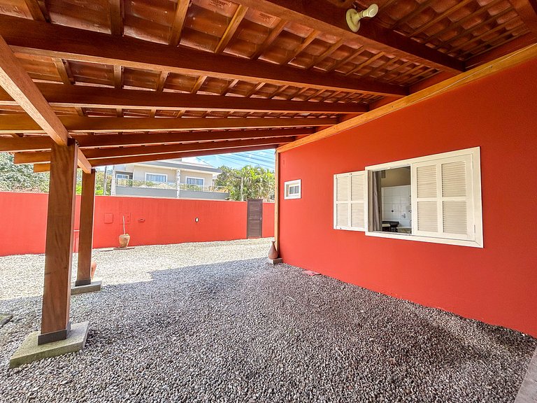218 - Linda casa com amplo espaço em Mariscal