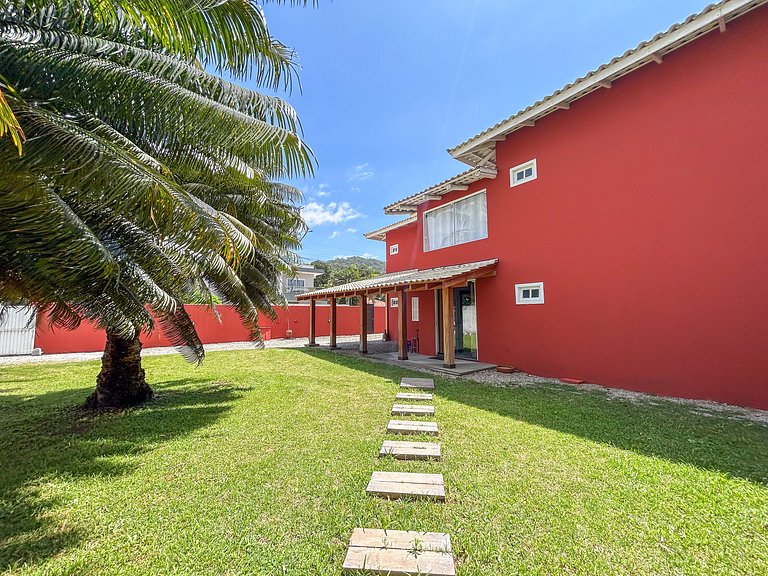 218 - Linda casa com amplo espaço em Mariscal