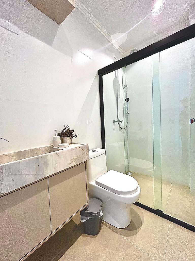 408- Apartamento 2 suítes na praia de Bombas