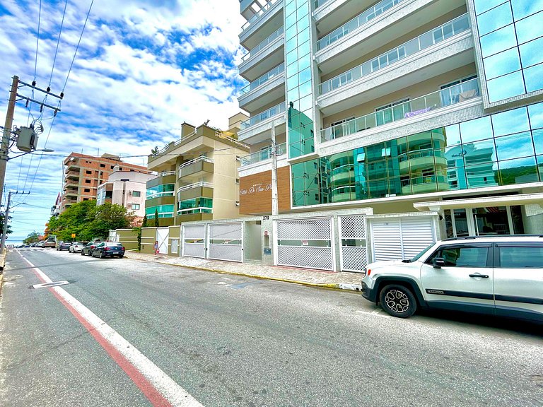408- Apartamento 2 suítes na praia de Bombas