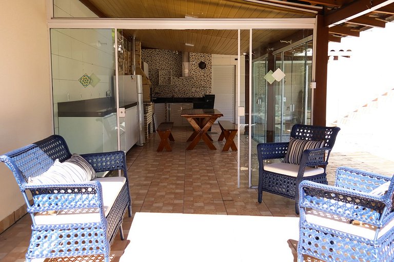 424 - Casa Com 04 Quartos e Piscina em Zimbros