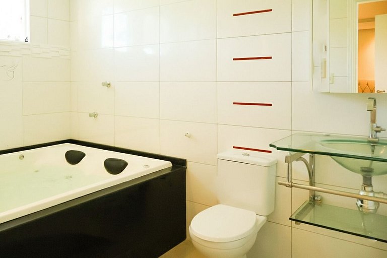 424 - Casa Com 04 Quartos e Piscina em Zimbros