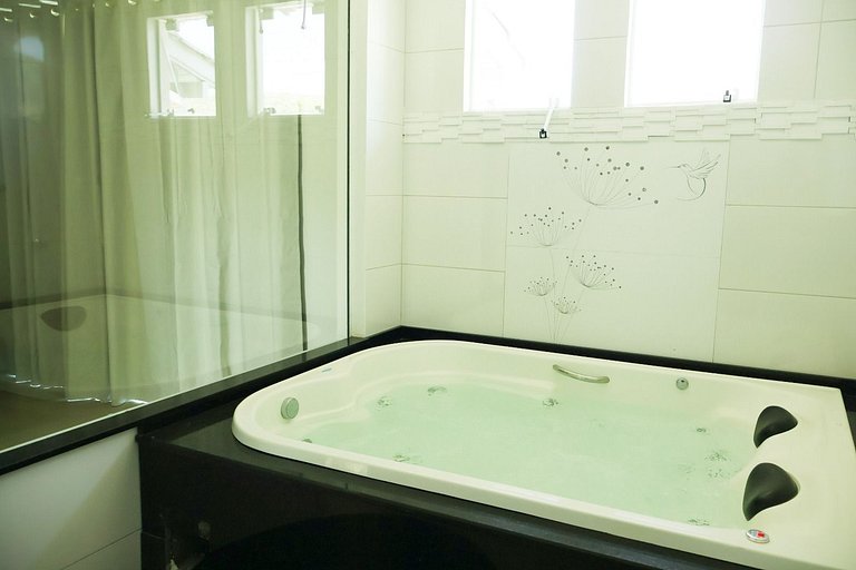 424 - Casa Com 04 Quartos e Piscina em Zimbros