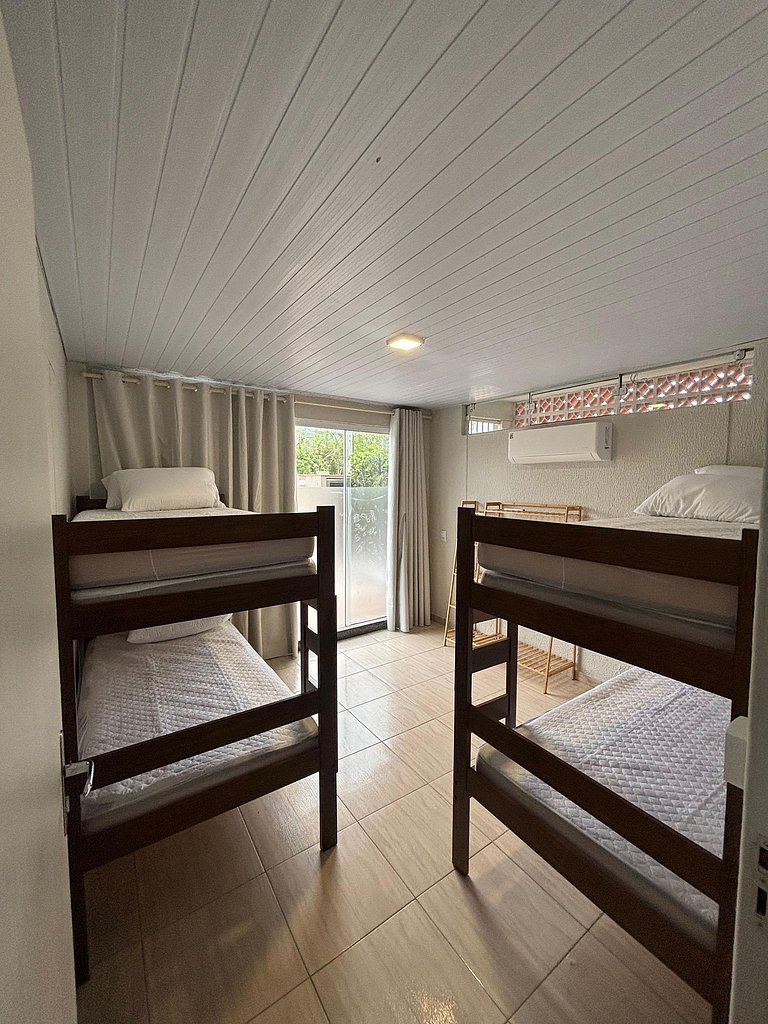 424 - Casa Com 04 Quartos e Piscina em Zimbros