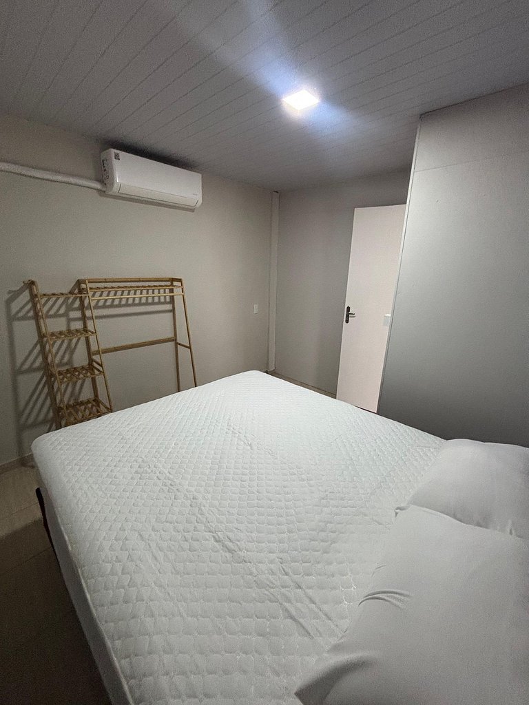 424 - Casa Com 04 Quartos e Piscina em Zimbros