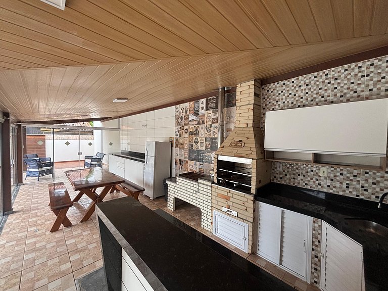 424 - Casa Com 04 Quartos e Piscina em Zimbros