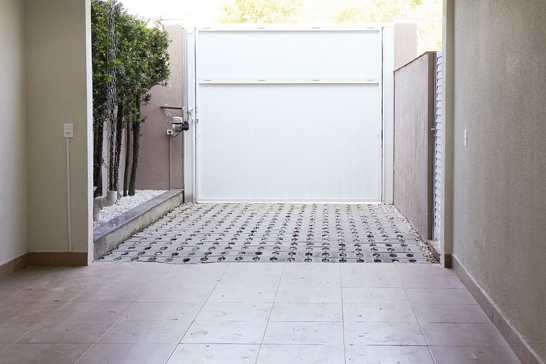 424 - Casa Com 04 Quartos e Piscina em Zimbros