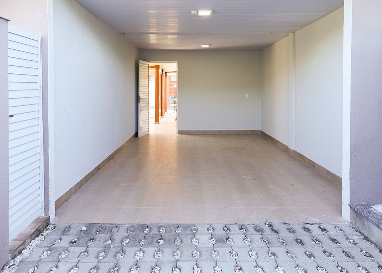 424 - Casa Com 04 Quartos e Piscina em Zimbros